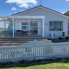 Beach Cottage - A Cosy Beach Cottage Charmer, hotel din Riverton