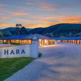 Hara House, готель у місті Брайт
