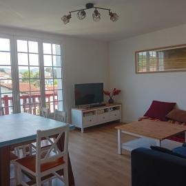 Spacieux T4 rénové à Hendaye, lumineux et calme, proche plage avec parking et WiFi. - FR-1-239-985, מלון באונדאיי