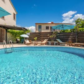 Beach Front Apartment In Peroj With Wifi, hotel a Peroj