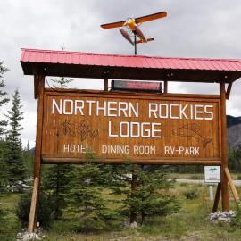Northern Rockies Lodge, hotel sa Muncho Lake