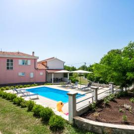 Pet Friendly Home In Studenci