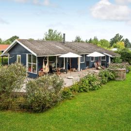 Lovely Home In Juelsminde With Kitchen، فندق في Sønderby