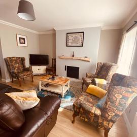 Cosy 3 bedroom townhouse with wood pellet stove!, Hotel in Foxford