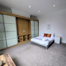 Stay at our 3 BR house perfect for large groups, hotel in Westoe