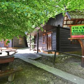 Chatová Osada Zrub – hotel w mieście Vinné