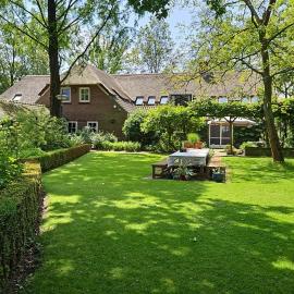 Hoeve bij Vosselen, hotel in Asten