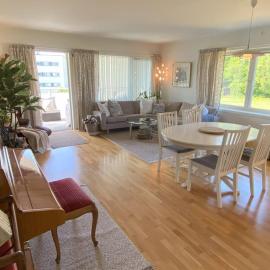 Spacious 3 Bedroom next to Thon Hotel, Storsenter Shopping, and 15 minutes to Oslo, hotel v mestu Sandvika