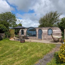 Dreckly cabin - Lydcott Glamping with Cornish sea views, hotel in Looe