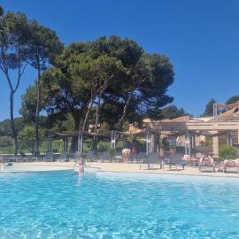 Appartement climatisé sur golf de L'Isle-Sur-La-Sorgue, hotel in Saumane-de-Vaucluse