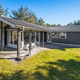3 Bedroom Gorgeous Home In Thyholm, hotel Thyholmban
