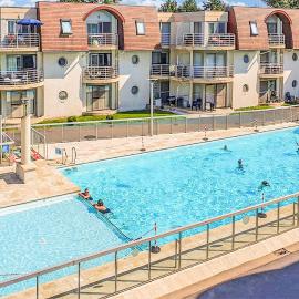 2 Bedroom Stunning Apartment In Bredene, hotel in Bredene