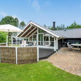 Five-Bedroom Holiday Home In Grenaa, hotel em Grenå