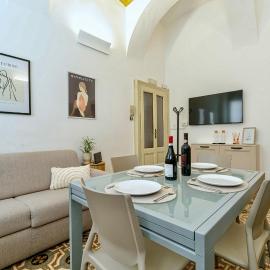 LA CORTE - alloggio signorile nel cuore di Novara, готель у місті Новара