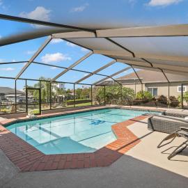 Surfside Beach House - Gorgeous Canal Front Home - Heated Pool & Boat Dock, ξενοδοχείο σε Apollo Beach