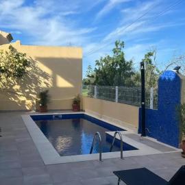 Seaview Villa with Private Pool in Moncarapacho, hotel v destinaci Moncarapacho