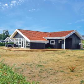 Three-Bedroom Holiday Home In Bjert โรงแรมในBinderup Strand