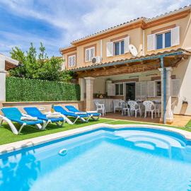 4 Bedroom Beautiful Home In Alcúdia, hotel in Alcudia