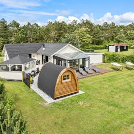 Awesome Home In Vemb With Kitchen, hotel in Vemb
