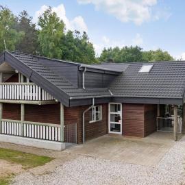 Nice Home In Fårvang With Sauna、Fårvangのホテル
