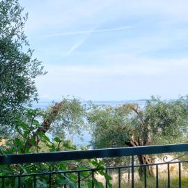 Evo's Sea view resort، فندق في Glyfa