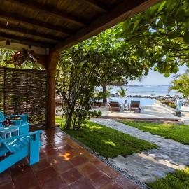 Casa Manzanillo - Sunset Room - Ocean Front Room at Exceptional Beach Front Location, hotel i Troncones