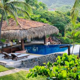Casa Manzanillo - Point Room - Ocean Front Room at Exceptional Beach Front Location, hotel u gradu Tronkones