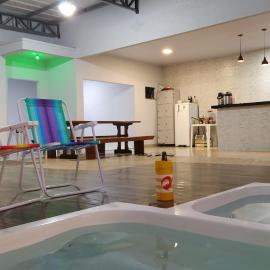 check-in autônomo em Piscina, Hidro, churrasqueira, casa dispondo até 3 quartos, 3 ar, 2b, tudo privativo - Reserva valor 6 hóspedes para abrir os 3 quartos com ar, 2 banheiros, sala, cozinha, garagem até 2 e pátio descontão por duração!, hotel a Sorriso