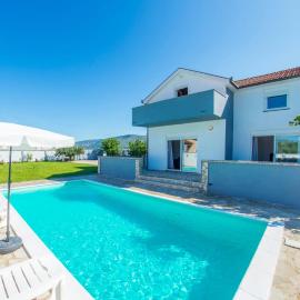 Villa Pearl- with private pool、ブラガイのホテル