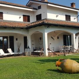 Casa Caginia 300mqgiardinopalestra e biliardo, hôtel à Tigliole