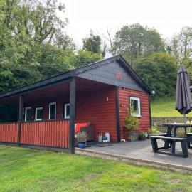 Kabin in the woods with Hot Tub, Hotel in Llandybie