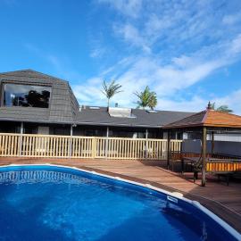 Luxury Bay Vacation Home 5 Ensuites & Pool, hotel in Whangaparaoa