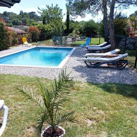 Anduze Gîte Les Lauriers au "Petit Clos des Cigales", hotel di Massillargues-Attuech