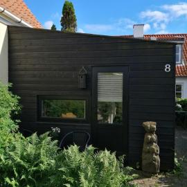 Minihus til havn, strand, vand og by i Gilleleje, hôtel à Gilleleje