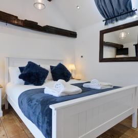 Peaceful Getaway - Free Parking, Short Drive to Stamford