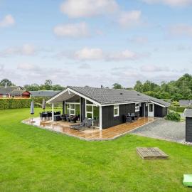 Four-Bedroom Holiday Home In Aabenraa, hotel v destinácii Aabenraa