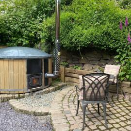 Romantic Cottage with Wood-fired Hot tub and Outdoor Pizza Oven