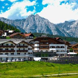 Mountains Hotel, готель у місті Зефельд-ін-Тіроль