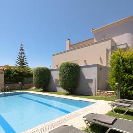 Christina Villas, Steps to Sandy Beach, By ThinkVilla, hotelli kohteessa Sfakaki