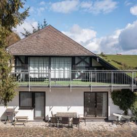 Holiday Home Eifelnatur - Haus 2-4 by Interhome, hotel di Immerath