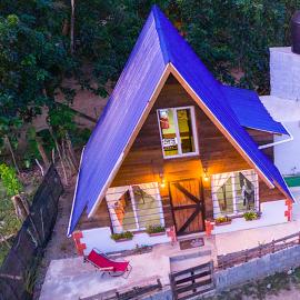 Canada House Queen bed in 2nd floor dbl sofa bed in 1st floor BBQ Private pool, river, Hotel in Jarabacoa
