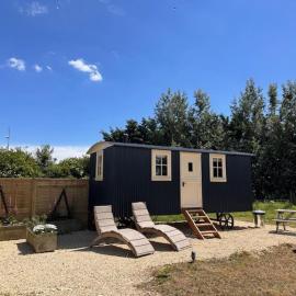 ShepherdsHut-HotTub-Cotswolds-PetFriendly, hotel in Brackley