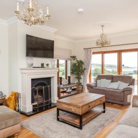 5 Bed Villa - Sleeps 10 - Hot Tub - Country Views