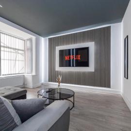 4 Bedroom Home Sleeps 8 with Cinema and Games Room, hotel a Bolton