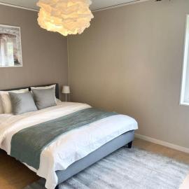 Family apartment located minutes from Ljugarnbeach, hotel di Ljugarn
