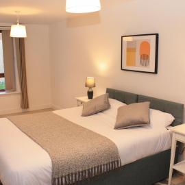 Spacious 2 Bed 2 Bath Apartment & Free Parking - LGW 10min drive, хотел в Кроули