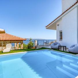 Villa View - Athens Riviera with private pool โรงแรมในKalopigado