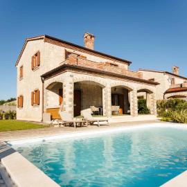 Villa del Lago with heated pool