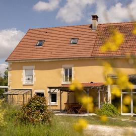 Grande maison, piscine. 15 personnes. Sancerre, Hotel in Gardefort