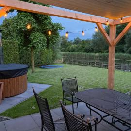 Villa Riverside met hottub, eigen aanlegsteiger, zwemtrap, trampoline en kano's, отель в городе Зеволде